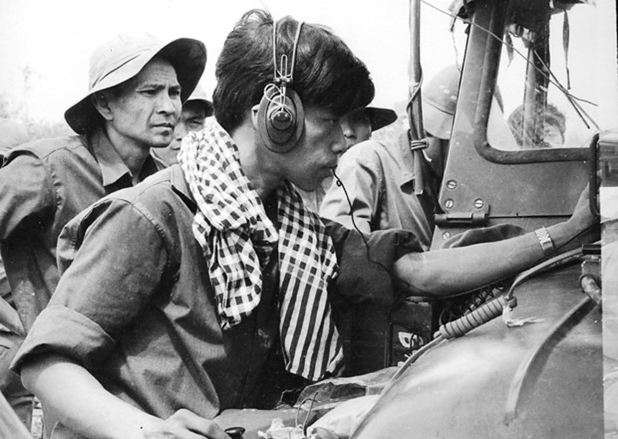 Điện báo viên Việt Nam Thông tấn xã dừng chân ở Trảng Bàng (Tây Ninh) để chuyển về căn cứ tin Tổng thống ngụy quyền Dương Văn Minh tuyên bố đầu hàng, ngày 30/4/1975. (Ảnh: Tư liệu TTXVN)