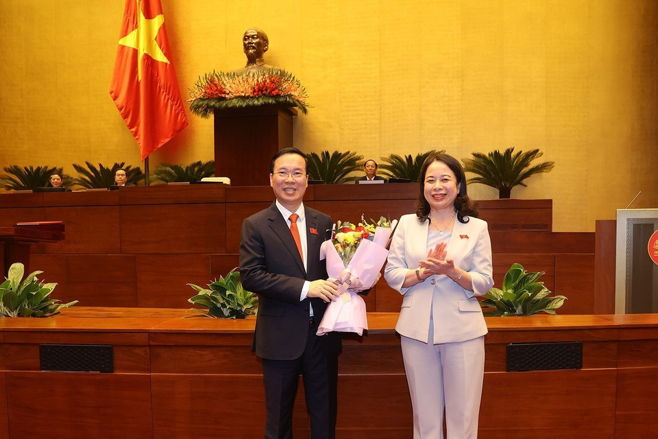 Phó Chủ tịch nước Võ Thị Ánh Xuân chúc mừng Chủ tịch nước Võ Văn Thưởng. (Ảnh: Trí Dũng/TTXVN)