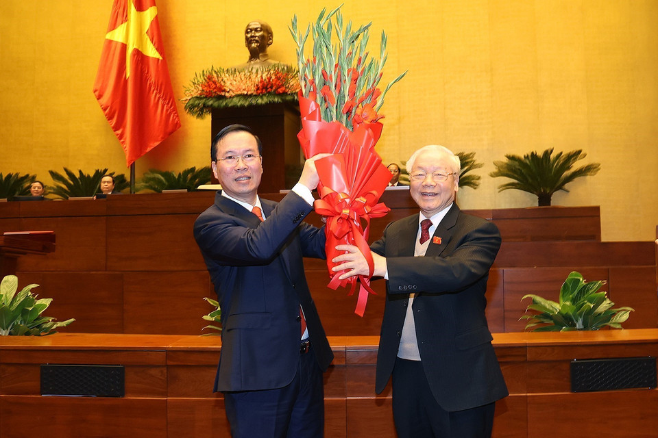 Tổng Bí thư Nguyễn Phú Trọng chúc mừng Chủ tịch nước Võ Văn Thưởng. (Ảnh: TTXVN)