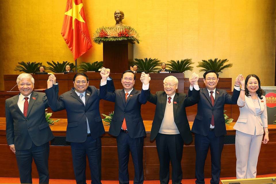 Tổng Bí thư Nguyễn Phú Trọng và các lãnh đạo Đảng, Nhà nước chúc mừng Chủ tịch nước Võ Văn Thưởng. (Ảnh: TTXVN)