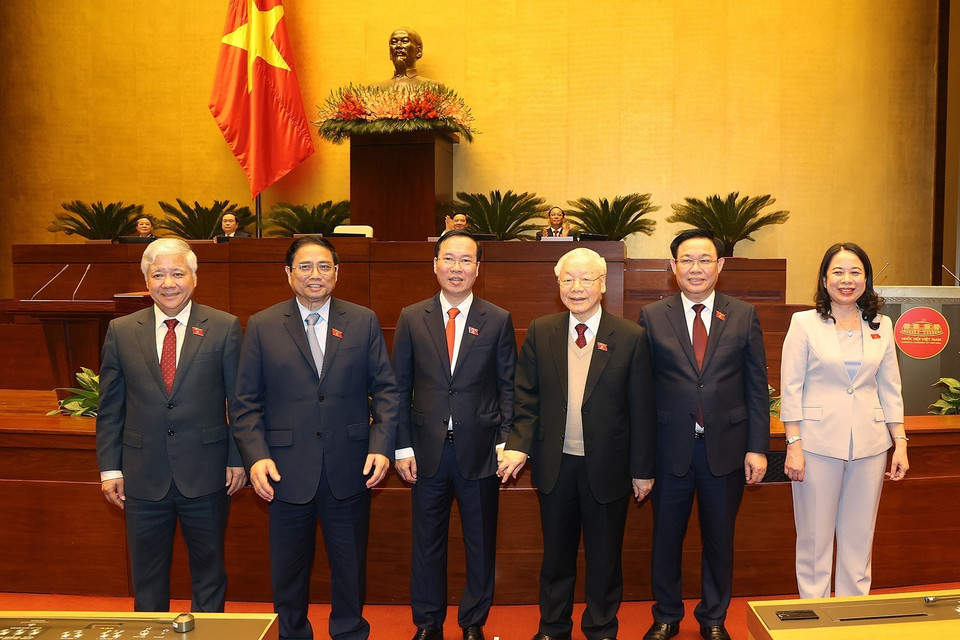 Tổng Bí thư Nguyễn Phú Trọng và các lãnh đạo Đảng, Nhà nước chúc mừng Chủ tịch nước Võ Văn Thưởng. (Ảnh: TTXVN)