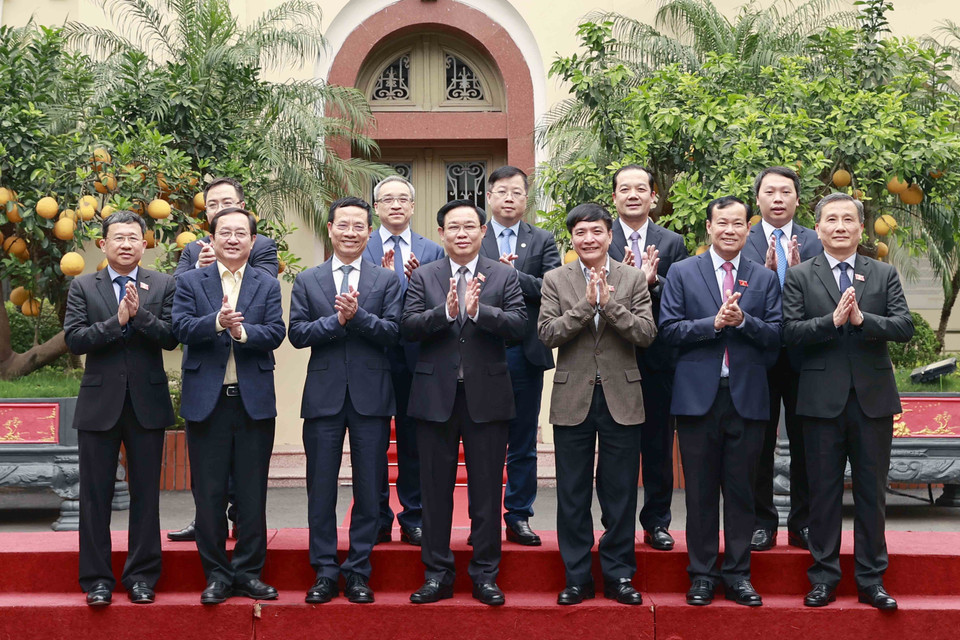 Chủ tịch Quốc hội Vương Đình Huệ cùng đoàn công tác với lãnh đạo Bộ Thông tin và Truyền thông. (Ảnh: Doãn Tấn/TTXVN)