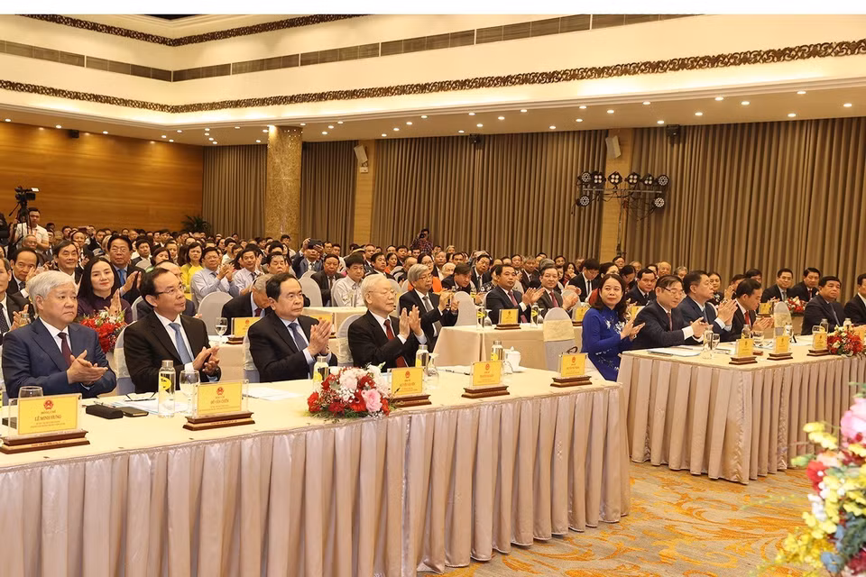 Tổng Bí thư Nguyễn Phú Trọng và các lãnh đạo Đảng, Nhà nước cùng các đại biểu tham dự buổi lễ. (Ảnh: Trí Dũng/TTXVN)
