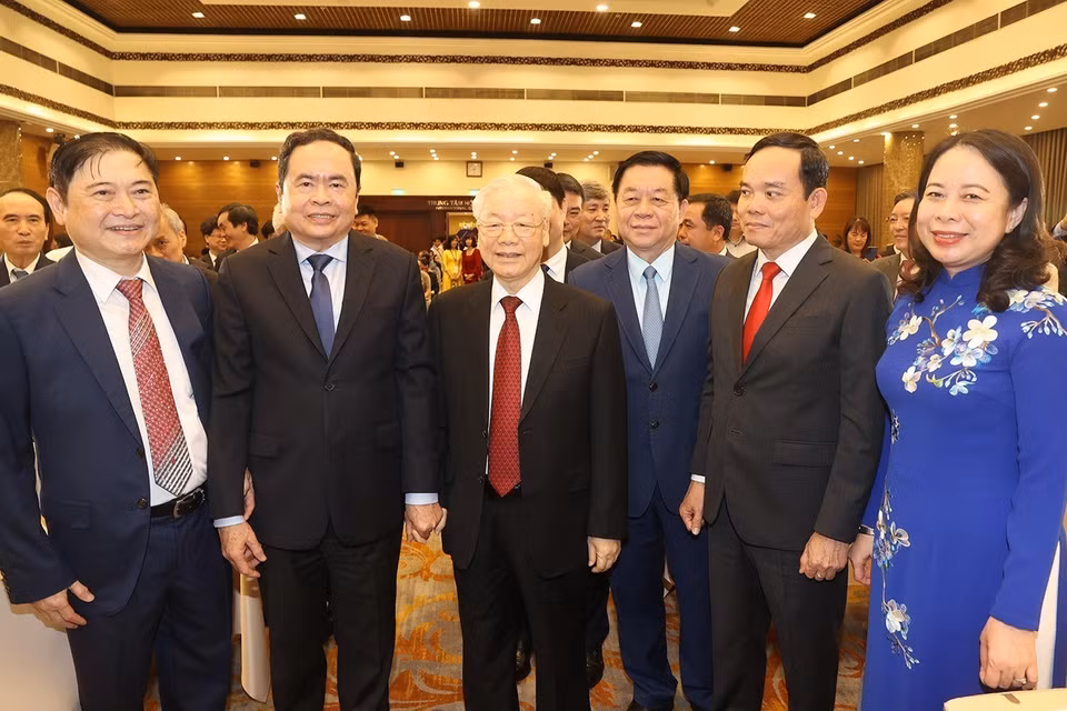 Tổng Bí thư Nguyễn Phú Trọng cùng các lãnh đạo Đảng, Nhà nước với các đại biểu tham dự buổi lễ. (Ảnh: Trí Dũng/TTXVN) 