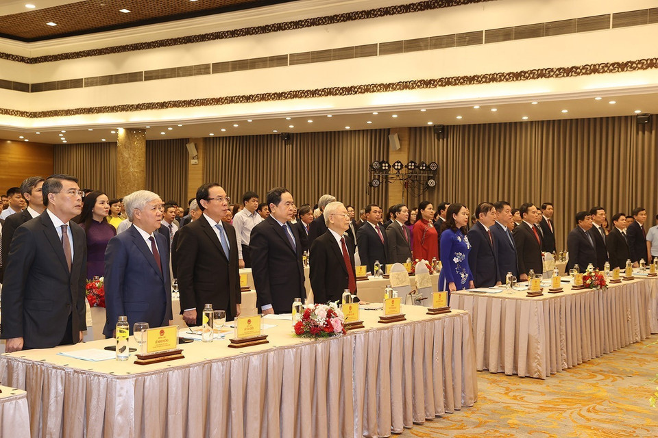 Tổng Bí thư Nguyễn Phú Trọng cùng các lãnh đạo Đảng, Nhà nước và các đại biểu thực hiện nghi lễ chào cờ. (Ảnh: Trí Dũng/TTXVN)