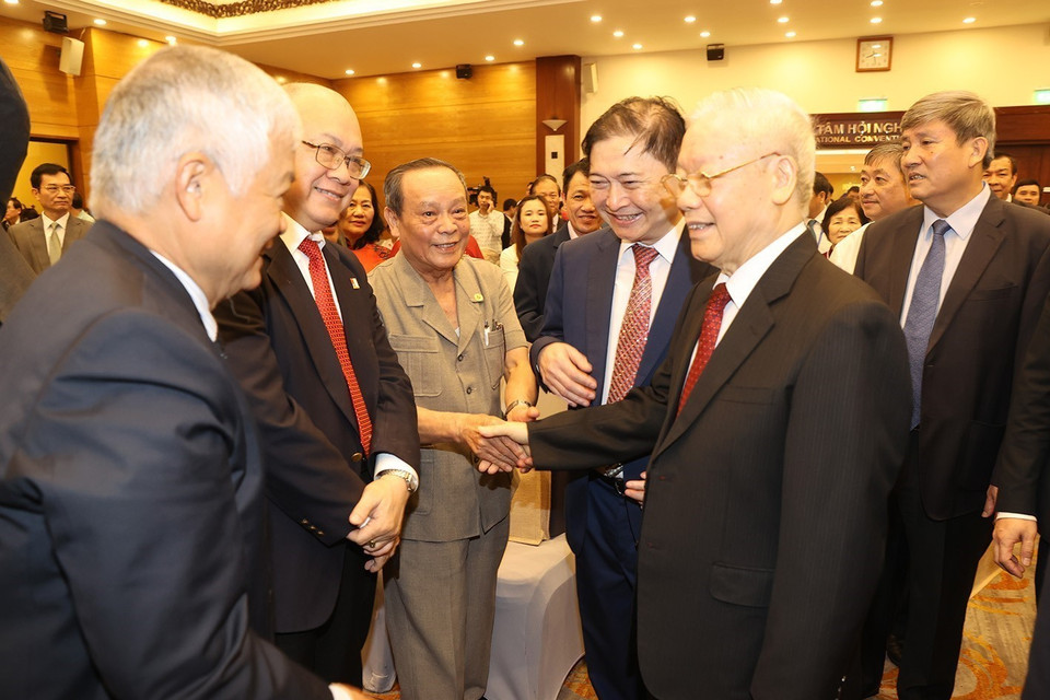 Tổng Bí thư Nguyễn Phú Trọng trò chuyện với các đại biểu tham dự buổi lễ. (Ảnh: Trí Dũng/TTXVN)