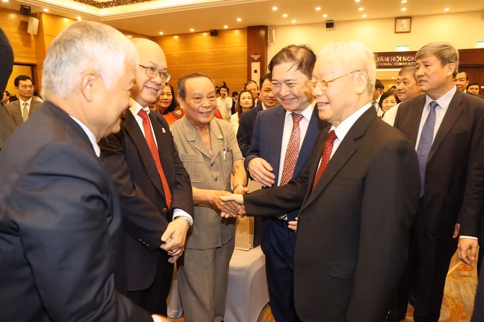 Tổng Bí thư Nguyễn Phú Trọng trò chuyện với các đại biểu tham dự buổi lễ. (Ảnh: Trí Dũng/TTXVN)