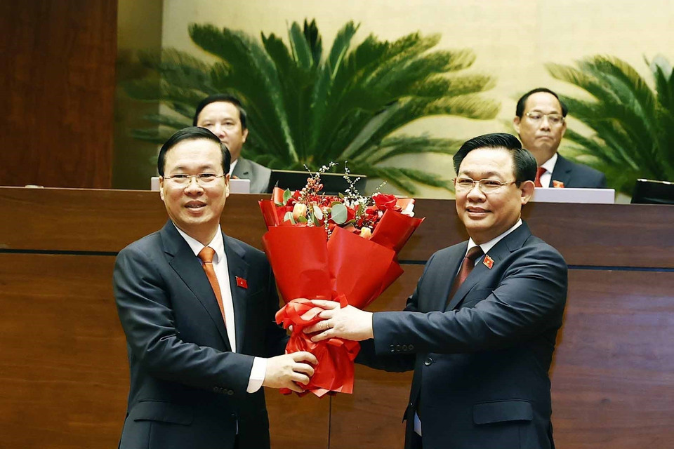 Chủ tịch Quốc Hội Vương Đình Huệ chúc mừng Chủ tịch nước Võ Văn Thưởng. (Ảnh: TTXVN)