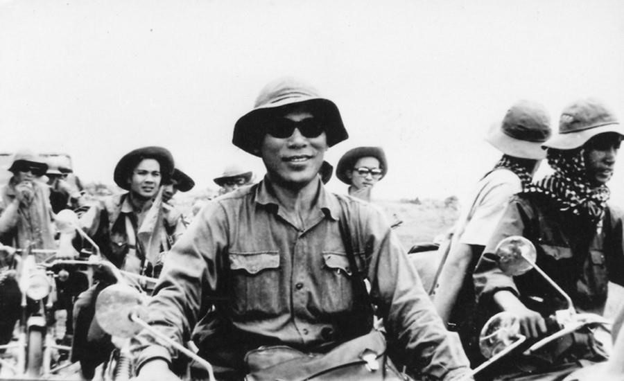 Phóng viên Việt Nam Thông tấn xã và Thông tấn xã giải phóng trên đường vào Sài Gòn, ngày 30/4/1975. (Ảnh: Tư liệu TTXVN)