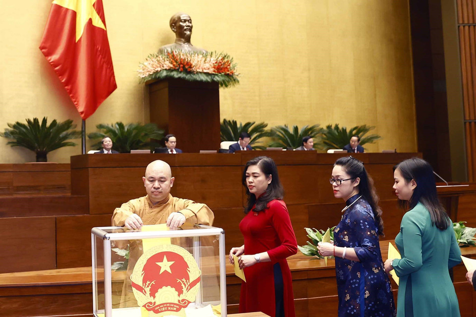 Đại biểu Quốc hội bỏ phiếu bầu Chủ tịch nước. (Ảnh: TTXVN)