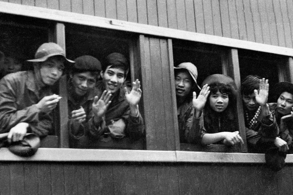 Các phóng viên lớp GP10 của Việt Nam Thông tấn xã lên đường vào chi viện cho Thông tấn xã Giải Phóng tại chiến trường miền Nam (16/3/1973). (Ảnh: Tư liệu TTXVN)