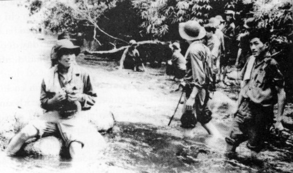 Phóng viên lớp GP10 của Việt Nam Thông tấn xã trên đường hành quân vào chiến trường năm 1973. (Ảnh: Tư liệu TTXVN)