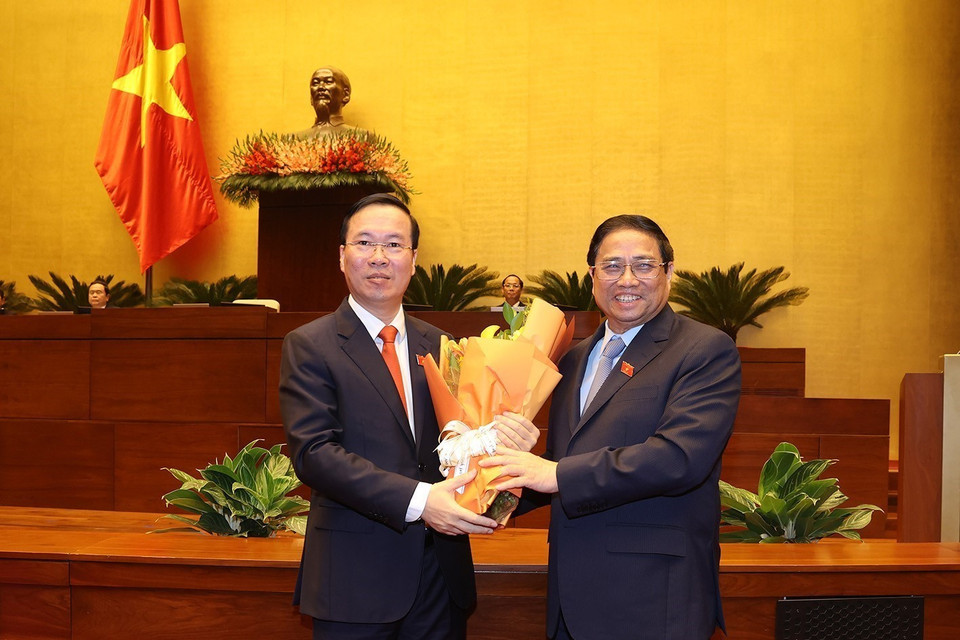 Thủ tướng Phạm Minh Chính chúc mừng Chủ tịch nước Võ Văn Thưởng. (Ảnh: Trí Dũng/TTXVN)