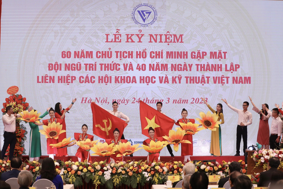 Chương trình văn nghệ biểu diễn tại buổi lễ. (Ảnh: Hoàng Hiếu/TTXVN)