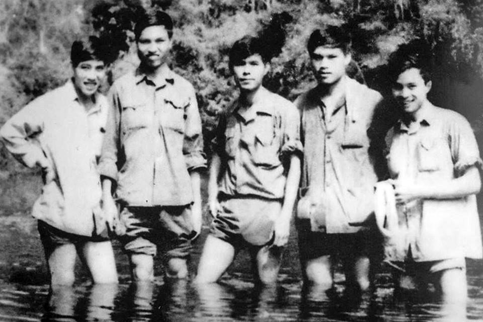 Nhóm phóng viên GP10 đi chiến trường miền Đông Nam Bộ tại chiến khu Mã Đà (Đồng Nai) đầu năm 1974 (Từ trái qua: Kim Sơn, Vũ Xuân Bân, Phạm Cao Phong, Nguyễn Sỹ Thuỷ, Lý Văn Tích). (Ảnh: Tư liệu TTXVN)