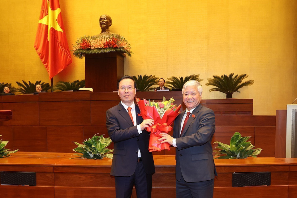 Chủ tịch Ủy ban Trung ương Mặt trận Tổ quốc Việt Nam Đỗ Văn Chiến chúc mừng Chủ tịch nước Võ Văn Thưởng. (Ảnh: Trí Dũng/TTXVN)