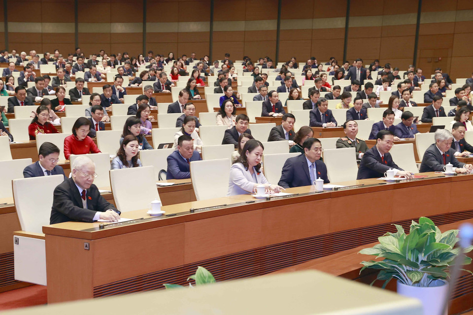 Tổng Bí thư Nguyễn Phú Trọng và các đồng chí lãnh đạo Đảng, Nhà nước, đại biểu Quốc hội biểu quyết thông qua chương trình kỳ họp. (Ảnh: TTXVN)