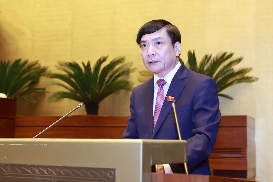 Tổng Thư ký Quốc hội Bùi Văn Cường báo cáo về Chương trình Kỳ họp bất thường lần thứ 4, Quốc hội khóa XV. (Ảnh: TTXVN)