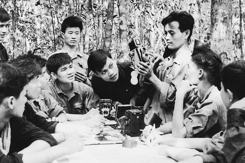 Bồi dưỡng nghiệp vụ ảnh báo chí cho các phóng viên tại căn cứ Thông tấn xã Giải phóng. (Ảnh: Tư liệu TTXVN)