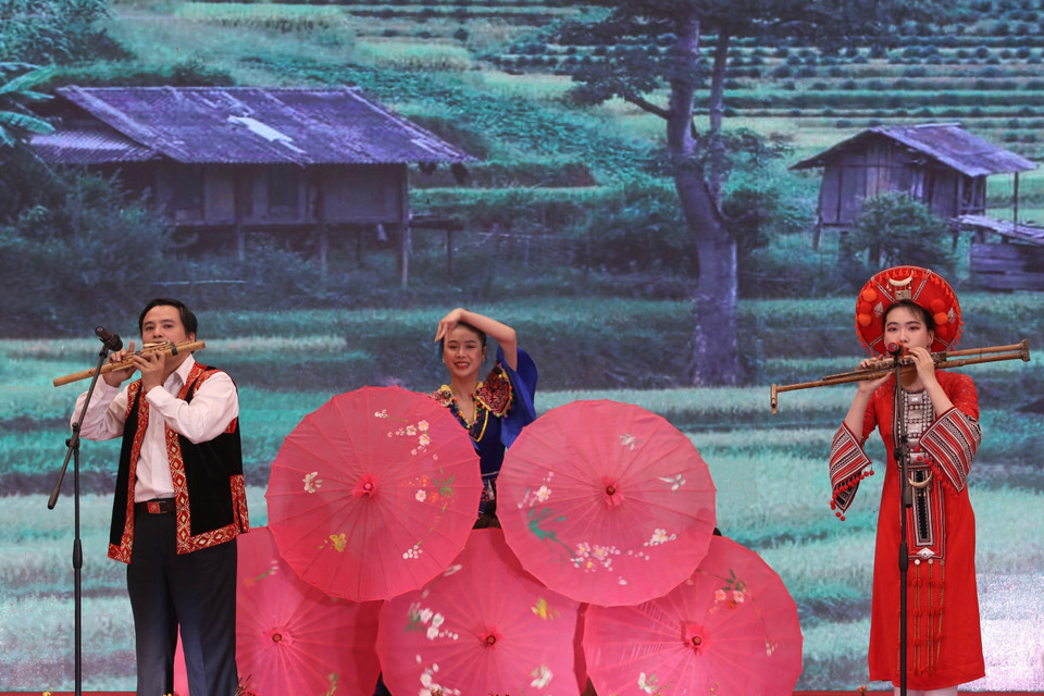 Chương trình văn nghệ tại buổi lễ. (Ảnh: Hoàng Hiếu/TTXVN)