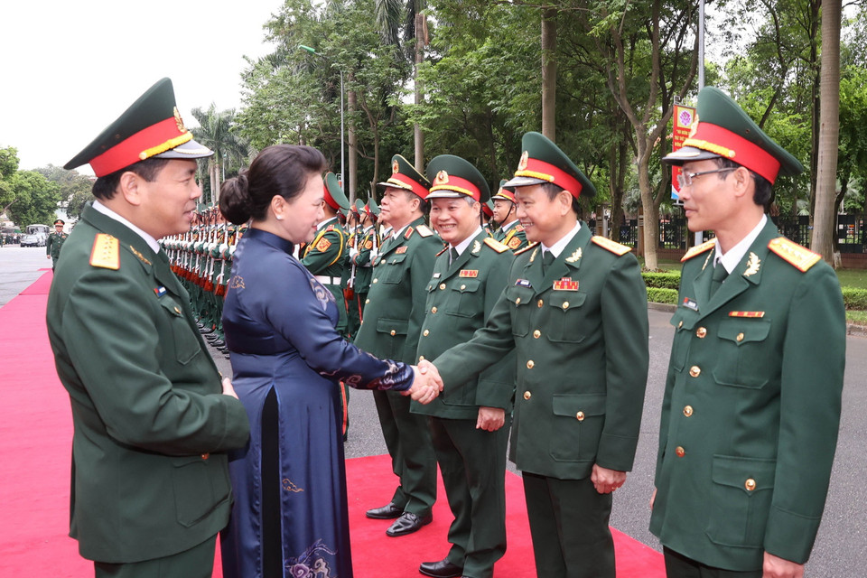 Chủ tịch Quốc hội Nguyễn Thị Kim Ngân với các đồng chí lãnh đạo Báo Quân đội nhân dân. (Ảnh: Trọng Đức/TTXVN)
