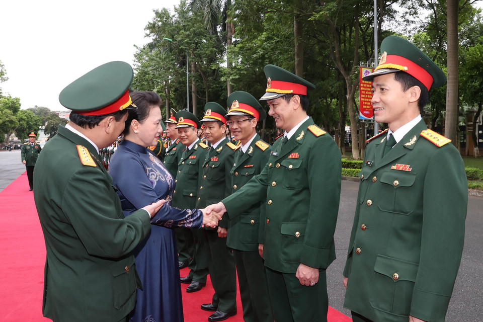 Chủ tịch Quốc hội Nguyễn Thị Kim Ngân với các đồng chí lãnh đạo Báo Quân đội nhân dân. (Ảnh: Trọng Đức/TTXVN)