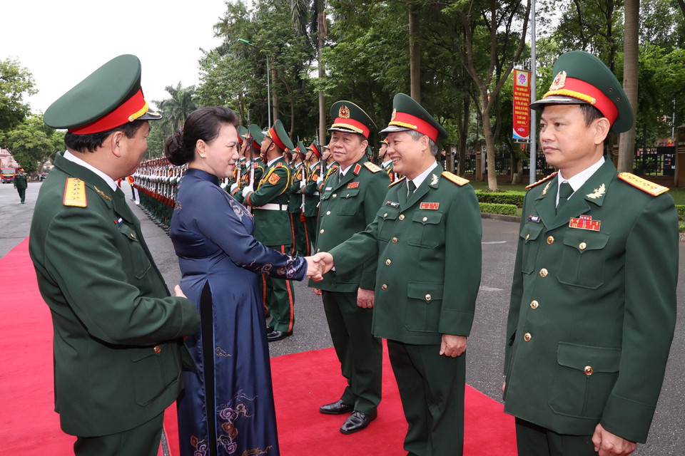 Chủ tịch Quốc hội Nguyễn Thị Kim Ngân với các đồng chí lãnh đạo Báo Quân đội nhân dân. (Ảnh: Trọng Đức/TTXVN)