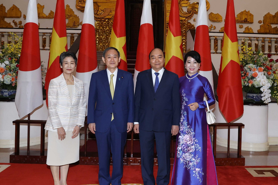 Thủ tướng Nguyễn Xuân Phúc và Phu nhân chụp ảnh chung với Thủ tướng Nhật Bản Suga Yoshihide và Phu nhân tại trụ sở Chính phủ. (Ảnh: Thống Nhất/TTXVN)