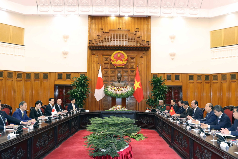 Thủ tướng Nguyễn Xuân Phúc và Thủ tướng Nhật Bản Suga Yoshihide chủ trì buổi hội đàm. (Ảnh: Thống Nhất/TTXVN)