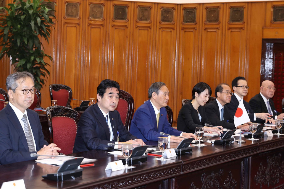 Thủ tướng Nhật Bản Suga Yoshihide cùng Đoàn đại biểu cấp cao Chính phủ Nhật Bản tại buổi hội đàm. (Ảnh: Thống Nhất/TTXVN)