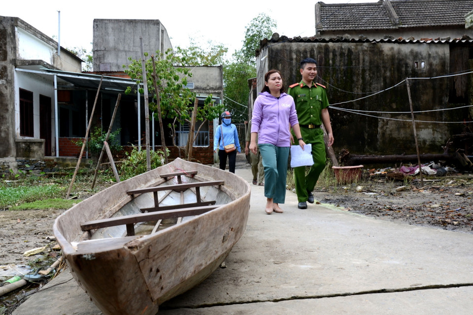 Tuy được tiến hành từ sáng, nhưng dự kiến công tác sơ tán người dân tại phường Hòa Xuân, quận Cẩm Lệ sẽ hoàn thành trước 17 giờ 30 phút, do phải chờ các công nhân tan ca đi làm về. (Ảnh: Quốc Dũng/TTXVN)