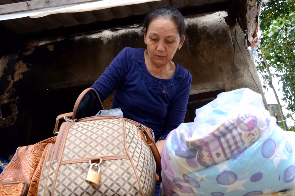 Người dân khẩn trương thu dọn đồ đạc, chuyển đến nơi an toàn để tránh bão số 9. (Ảnh: Quốc Dũng/TTXVN)