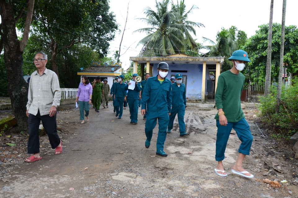 Lực lượng chức năng phường Hòa Xuân (quận Cẩm Lệ, thành phố Đà Nẵng) đi kêu gọi, vận động, kiểm tra tình hình di dời tránh bão số 9 tại các khu dân cư vùng trũng. (Ảnh: Quốc Dũng/TTXVN)