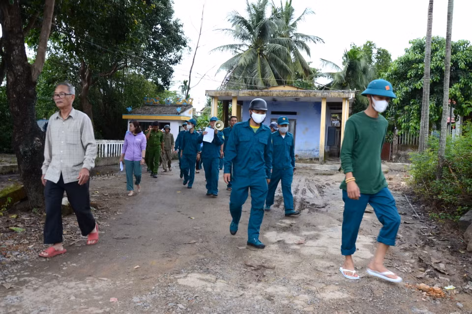 Lực lượng chức năng phường Hòa Xuân (quận Cẩm Lệ, thành phố Đà Nẵng) đi kêu gọi, vận động, kiểm tra tình hình di dời tránh bão số 9 tại các khu dân cư vùng trũng. (Ảnh: Quốc Dũng/TTXVN)
