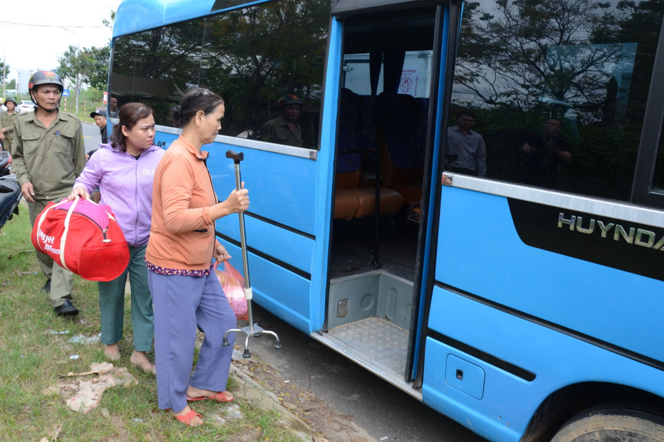 Những người dân bị ốm đau, bệnh tật, gặp khó khăn khi di chuyển được cơ quan chức năng hỗ trợ xe ôtô đưa đi tránh bão. (Ảnh: Quốc Dũng/TTXVN)