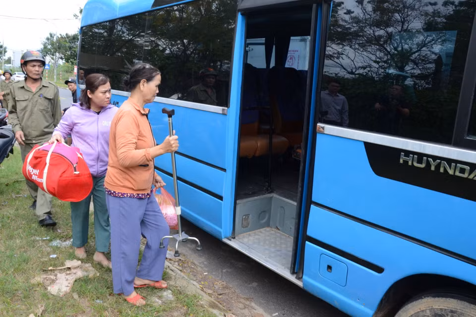 Những người dân bị ốm đau, bệnh tật, gặp khó khăn khi di chuyển được cơ quan chức năng hỗ trợ xe ôtô đưa đi tránh bão. (Ảnh: Quốc Dũng/TTXVN)