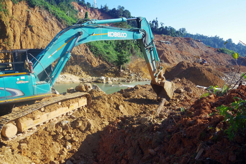 Các lực lượng cùng với phương tiện máy móc tích cực hoàn thành việc nắn dòng suối Rào Trăng trong ngày 21/11. (Ảnh: TTXVN phát)