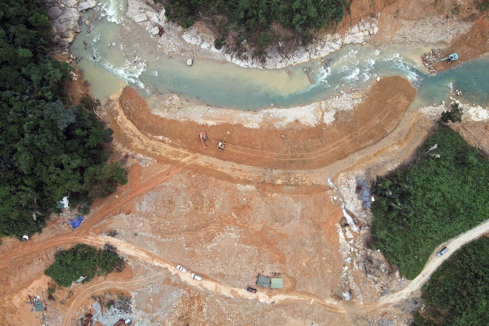 Các lực lượng cùng với phương tiện máy móc tích cực hoàn thành việc nắn dòng suối Rào Trăng trong ngày 21/11. (Ảnh: TTXVN phát)