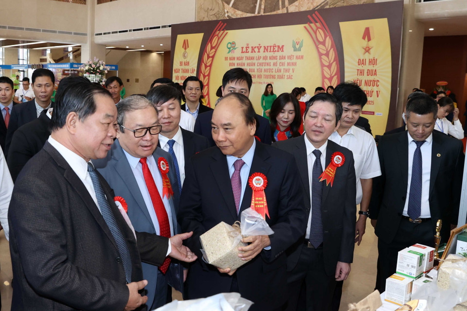 Thủ tướng Nguyễn Xuân Phúc thăm các gian hàng trưng bày tại lễ kỷ niệm. (Ảnh: Thống Nhất/TTXVN)