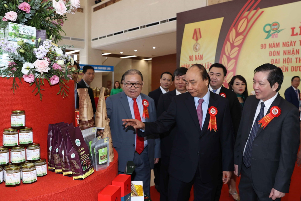 Thủ tướng Nguyễn Xuân Phúc thăm các gian hàng trưng bày tại lễ kỷ niệm. (Ảnh: Thống Nhất/TTXVN)