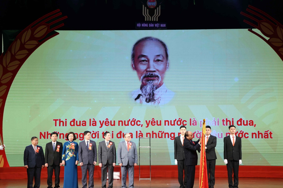 Thủ tướng Nguyễn Xuân Phúc, Chủ tịch Hội đồng Thi đua-Khen thưởng Trung ương trao tặng Huân chương Hồ Chí Minh cho Hội Nông dân Việt Nam. (Ảnh: Thống Nhất/TTXVN)