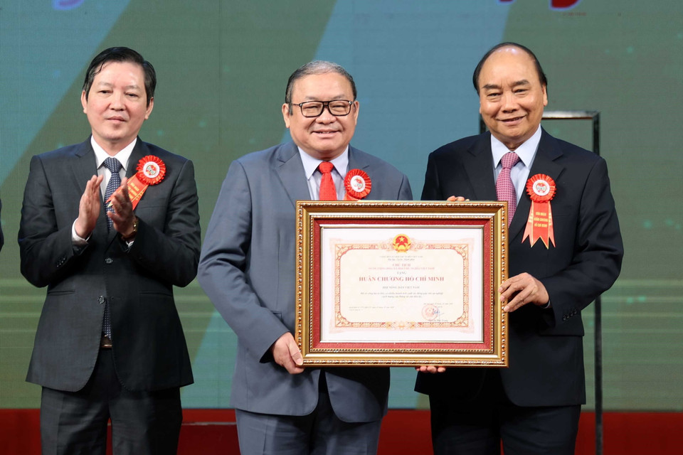 Thủ tướng Nguyễn Xuân Phúc, Chủ tịch Hội đồng Thi đua-Khen thưởng Trung ương trao tặng Huân chương Hồ Chí Minh cho Hội Nông dân Việt Nam. (Ảnh: Thống Nhất/TTXVN)