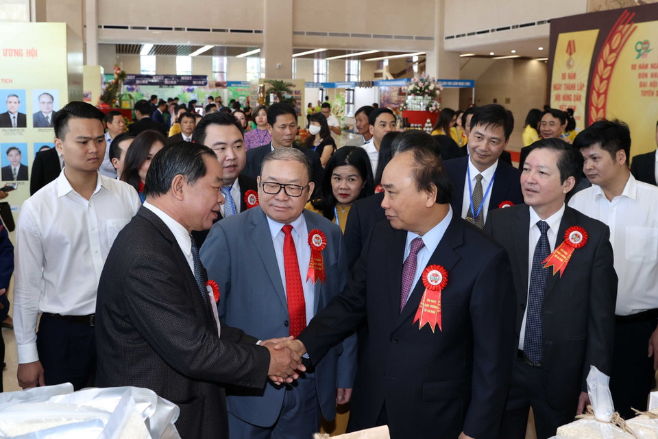 Thủ tướng Nguyễn Xuân Phúc thăm các gian hàng trưng bày tại lễ kỷ niệm. (Ảnh: Thống Nhất/TTXVN)