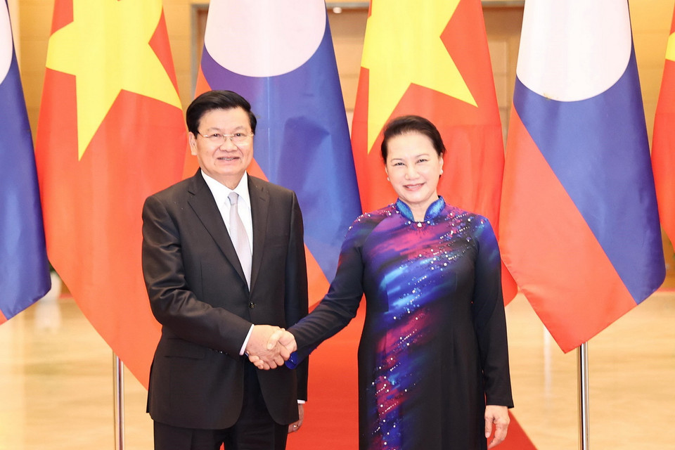 Chủ tịch Quốc hội Nguyễn Thị Kim Ngân hội kiến Thủ tướng Lào Thongloun Sisoulith. (Ảnh: Thống Nhất/TTXVN)