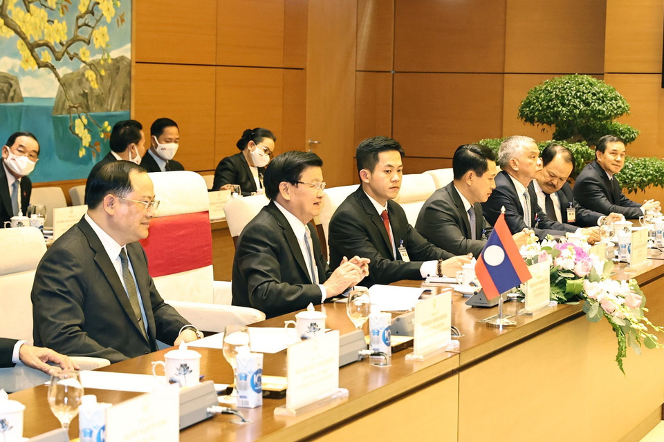 Thủ tướng Thongloun Sisoulith và đoàn Chính phủ Lào tại cuộc hội kiến Chủ tịch Quốc hội Nguyễn Thị Kim Ngân. (Ảnh: Trọng Đức/TTXVN)