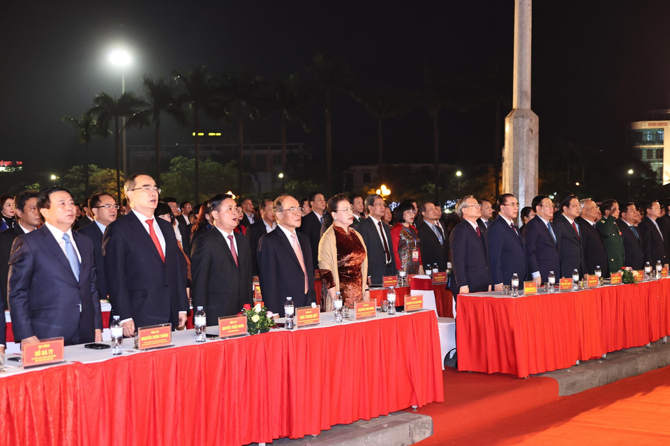 Chủ tịch Quốc hội Nguyễn Thị Kim Ngân cùng các đại biểu thực hiện nghi thức chào cờ. (Ảnh: Trọng Đức/TTXVN)