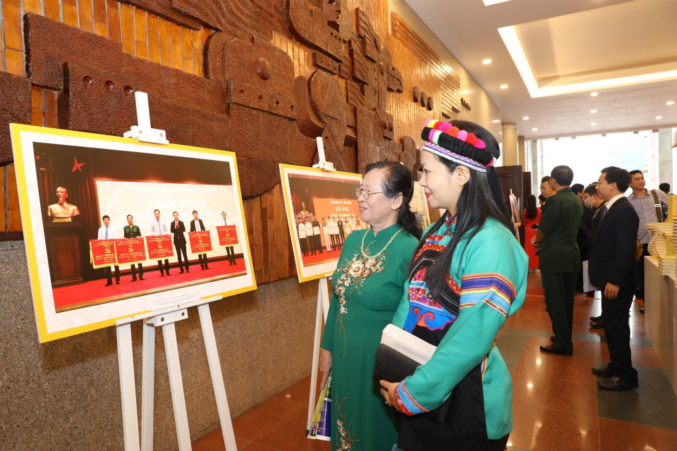 Các đại biểu tham quan triển lãm ảnh về kết quả phong trào thi đua yêu nước giai đoạn 2015-2020. (Ảnh: Văn Điệp/TTXVN)