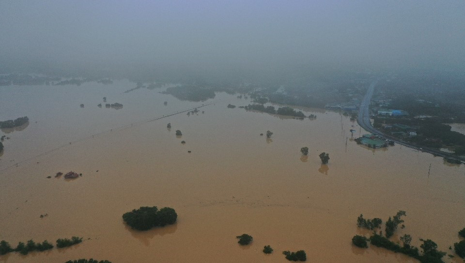 Lũ lớn trên sông Hiếu gây ngập diện rộng tại khu vực xã Thanh An, huyện Cam Lộ và phường Đông Giang, thành phố Đông Hà, tỉnh Quảng Trị. (Ảnh: Hồ Cầu/TTXVN)