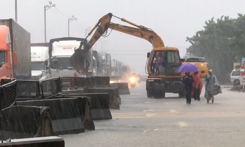 Nhiều đoạn trên tuyến Quốc lộ 1A bị ngập và chia cắt, gây ách tắc kéo dài. (Ảnh: Đức Thọ/TTXVN)