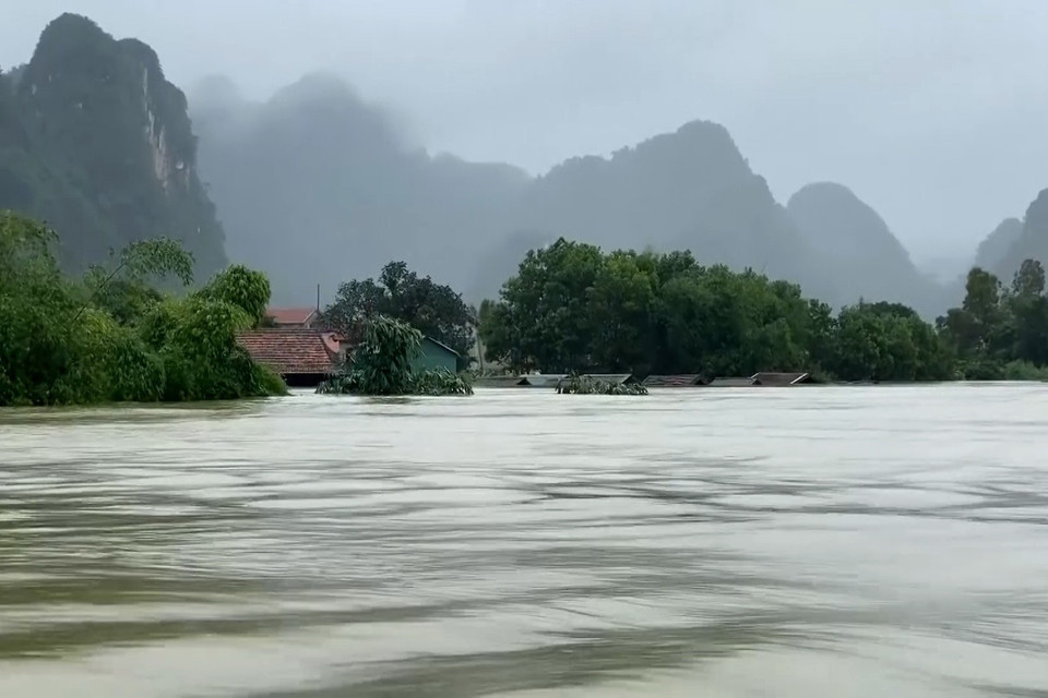 Hơn 95.000 ngôi nhà tại Quảng Bình bị lũ nhấn chìm. (Ảnh: Đức Thọ/TTXVN)